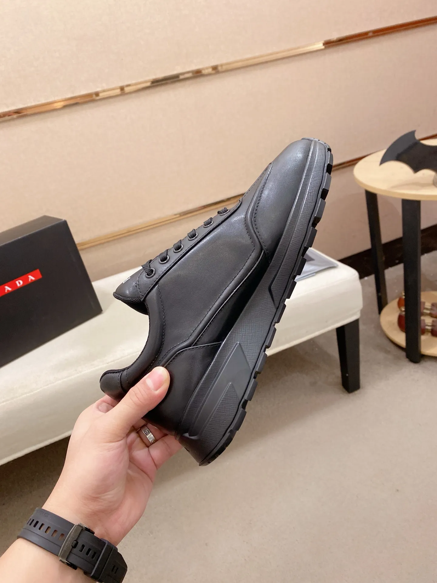 Factory price 600💰 ✔️✔️✔️High version High-quality new PRADA counters are on the market at the same time. The new men's shoes and 😘fabrics are selected from first-layer cowhide and are made by pure handicrafts. Lining: Full cowhide lining. 👍🏿 High-end ☄️ air-cushion molded anti-slip rubber outsole, exquisite lines, simple and elegant, comfortable and high-end for leisure travel. Code number: 38 to 45